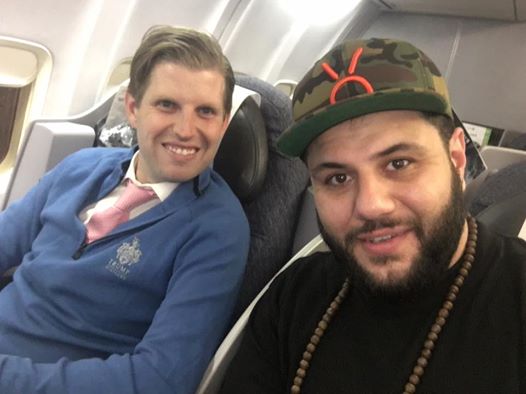 Quand le comédien musulman Mohammed Amer partage son avion avec Eric Trump, le fils du président élu des Etats-Unis Quand le comédien musulman Mohammed Amer partage son avion avec Eric Trump, le fils du président élu des Etats-Unis