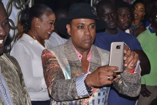 Un Pape Diouf redoutable et dynamique dans sa démarche musicale pour fêter  l'anniversaire de Ndiambe Gueye au Baramundi. Un Pape Diouf redoutable et dynamique dans sa démarche musicale pour fêter  l'anniversaire de Ndiambe Gueye au Baramundi.