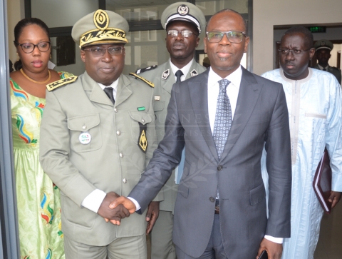 TRANSACTIONS DOUANIERES : La loi du « Kumba am ndeye » et « Kumba amul ndeye » fait rage ! TRANSACTIONS DOUANIERES : La loi du « Kumba am ndeye » et « Kumba amul ndeye » fait rage !