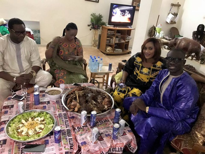 Le gamou du chanteur Pape Diouf en compagnie de sa douce et tendre moitié d'épouse Bebe Basse. Le gamou du chanteur Pape Diouf en compagnie de sa douce et tendre moitié d'épouse Bebe Basse.