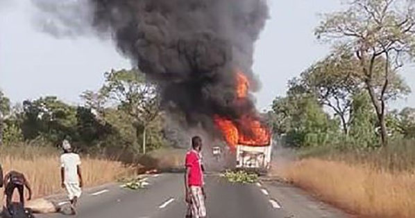Horreur à Tambacounda : 13 morts et 84 blessés suite à une collusion entre un gros porteur et un bus à Koumpentoum Horreur à Tambacounda : 13 morts et 84 blessés suite à une collusion entre un gros porteur et un bus à Koumpentoum