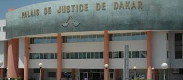 Extorsion de fonds: Le tailleur menaçait de publier les photos nues d’une fille Extorsion de fonds: Le tailleur menaçait de publier les photos nues d’une fille