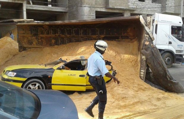 (04 Photos ) la benne d’un camion de sable se renverse sur un…taxi. Regardez (04 Photos ) la benne d’un camion de sable se renverse sur un…taxi. Regardez