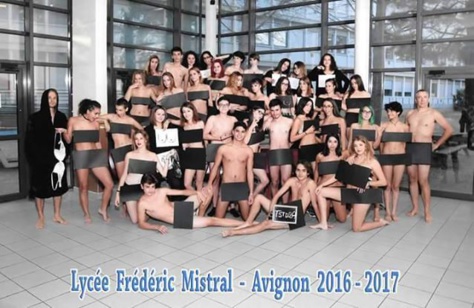 Ils ont eu le culot de faire leur photo de classe nus Ils ont eu le culot de faire leur photo de classe nus