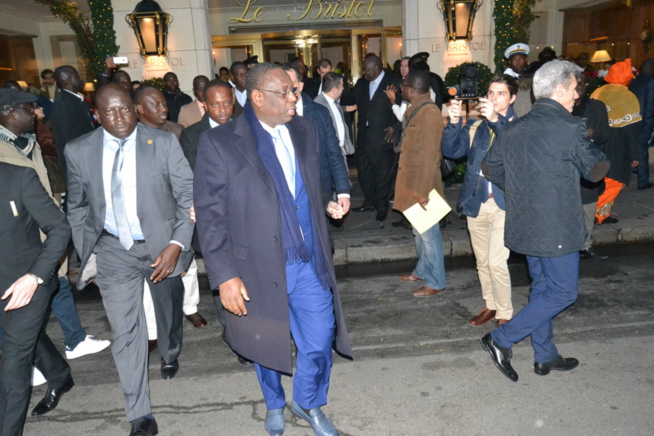 En images  le retour du Président Macky Sall et son épouse au Senegal après son séjour à Paris.
