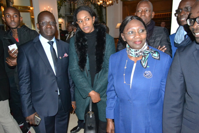 En images le retour du Président Macky Sall et son épouse au Senegal après son séjour à Paris. En images le retour du Président Macky Sall et son épouse au Senegal après son séjour à Paris.