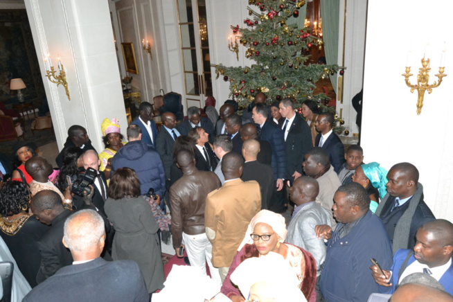 En images  le retour du Président Macky Sall et son épouse au Senegal après son séjour à Paris.
