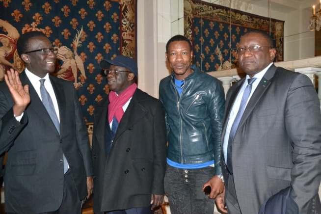 En images  le retour du Président Macky Sall et son épouse au Senegal après son séjour à Paris.