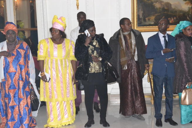 En images  le retour du Président Macky Sall et son épouse au Senegal après son séjour à Paris.