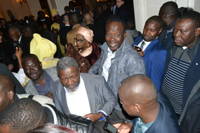En images  le retour du Président Macky Sall et son épouse au Senegal après son séjour à Paris.