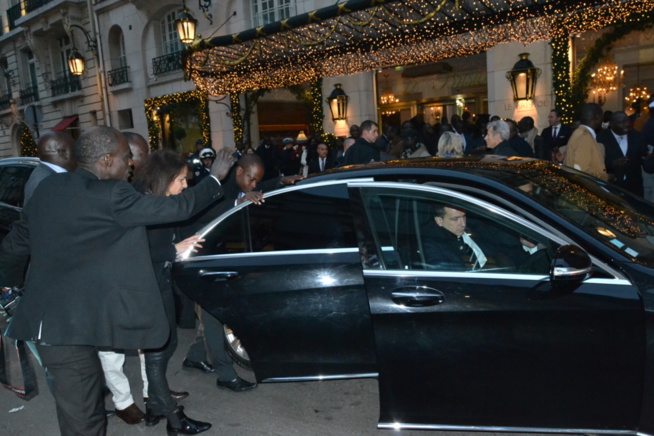En images  le retour du Président Macky Sall et son épouse au Senegal après son séjour à Paris.
