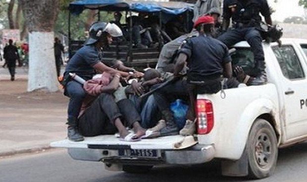 Destruction de voiture de police : L’ancien militaire et toute sa famille envoyés en prison Destruction de voiture de police : L’ancien militaire et toute sa famille envoyés en prison