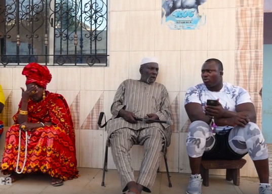Modou LO en toute complicité avec ses parents Modou LO en toute complicité avec ses parents