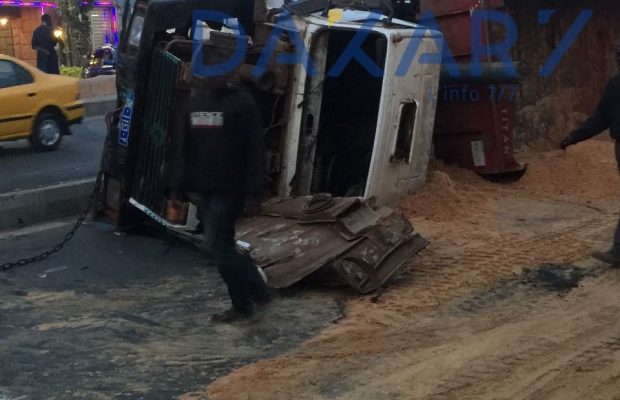 Un camion s’est renversé en pleine circulation sur la route de l’aéroport Un camion s’est renversé en pleine circulation sur la route de l’aéroport
