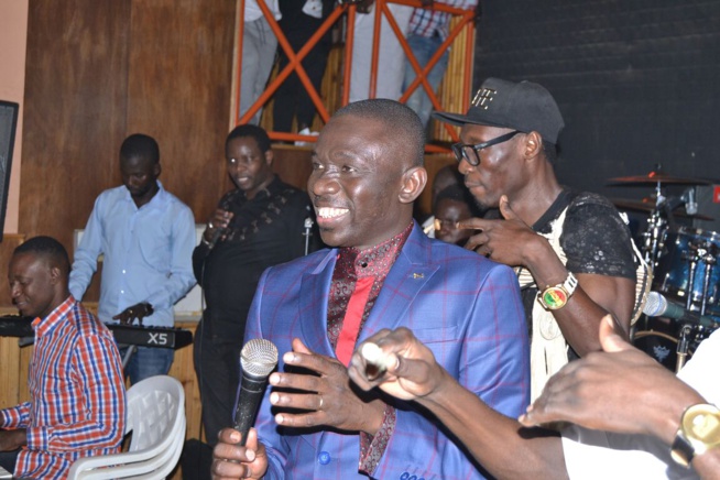 Noel , Pape Diouf met le feu au ravin avec ses fans. Noel , Pape Diouf met le feu au ravin avec ses fans.