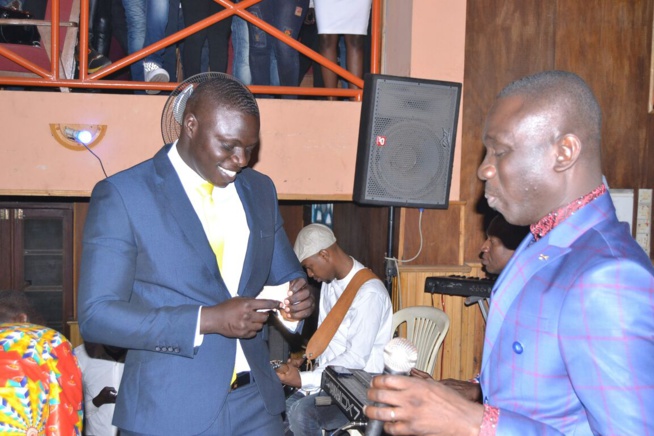 Noel , Pape Diouf met le feu au ravin avec ses fans. Noel , Pape Diouf met le feu au ravin avec ses fans.