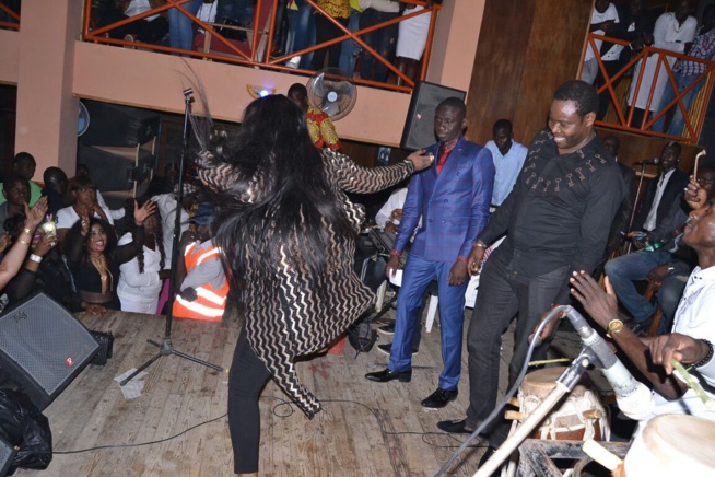 Noel , Pape Diouf met le feu au ravin avec ses fans. Noel , Pape Diouf met le feu au ravin avec ses fans.