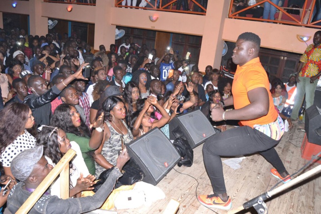 Noel , Pape Diouf met le feu au ravin avec ses fans. Noel , Pape Diouf met le feu au ravin avec ses fans.