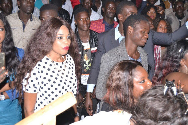 Noel , Pape Diouf met le feu au ravin avec ses fans. Noel , Pape Diouf met le feu au ravin avec ses fans.