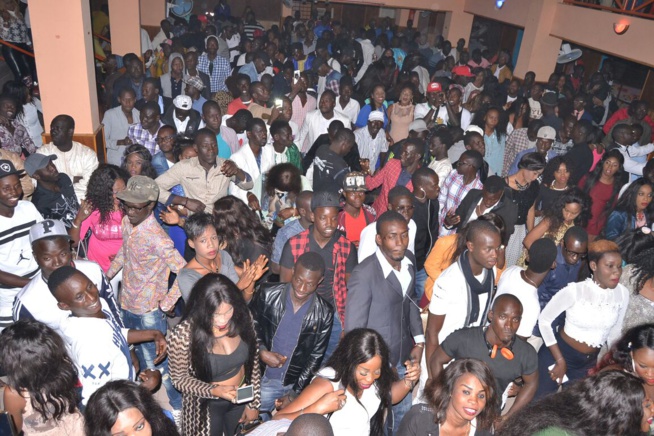 Noel , Pape Diouf met le feu au ravin avec ses fans. Noel , Pape Diouf met le feu au ravin avec ses fans.