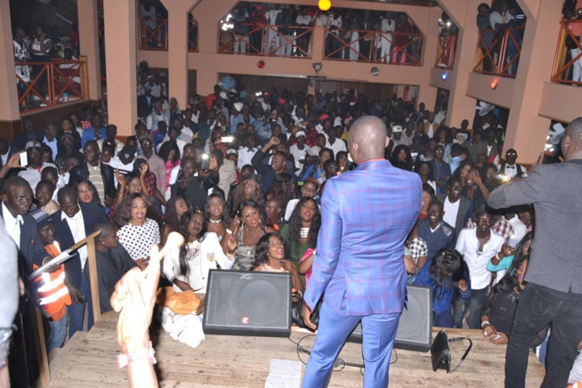 Noel , Pape Diouf met le feu au ravin avec ses fans. Noel , Pape Diouf met le feu au ravin avec ses fans.