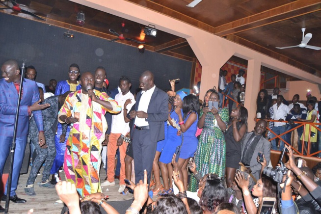 Noel , Pape Diouf met le feu au ravin avec ses fans. Noel , Pape Diouf met le feu au ravin avec ses fans.