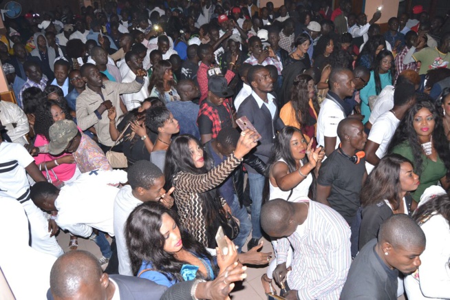 Noel , Pape Diouf met le feu au ravin avec ses fans. Noel , Pape Diouf met le feu au ravin avec ses fans.