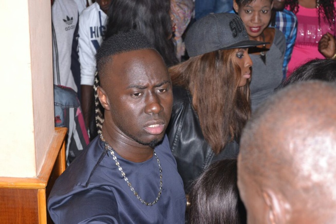 Noel , Pape Diouf met le feu au ravin avec ses fans. Noel , Pape Diouf met le feu au ravin avec ses fans.