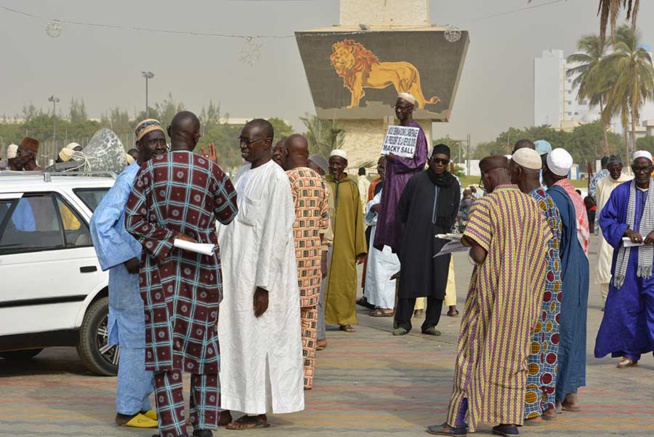 Pour la 1ère fois les Retraités du Sgl ont marché de la place de l'Obélisque à la Rts ce mercredi matin. Ils réclament leur traitement, les pensions Pour la 1ère fois les Retraités du Sgl ont marché de la place de l'Obélisque à la Rts ce mercredi matin. Ils réclament leur traitement, les pensions