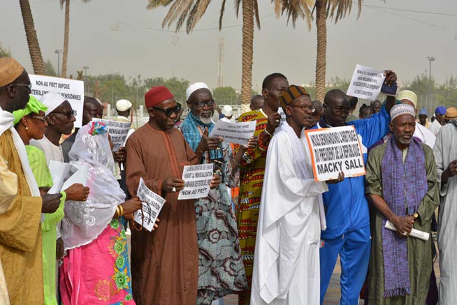Pour la 1ère fois les Retraités du Sgl ont marché de la place de l'Obélisque à la Rts ce mercredi matin. Ils réclament leur traitement, les pensions Pour la 1ère fois les Retraités du Sgl ont marché de la place de l'Obélisque à la Rts ce mercredi matin. Ils réclament leur traitement, les pensions