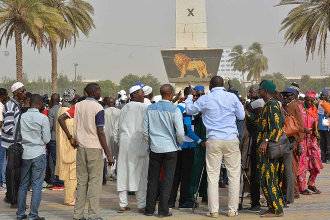 Pour la 1ère fois les Retraités du Sgl ont marché de la place de l'Obélisque à la Rts ce mercredi matin. Ils réclament leur traitement, les pensions Pour la 1ère fois les Retraités du Sgl ont marché de la place de l'Obélisque à la Rts ce mercredi matin. Ils réclament leur traitement, les pensions