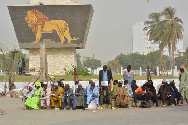 Pour la 1ère fois les Retraités du Sgl ont marché de la place de l'Obélisque à la Rts ce mercredi matin. Ils réclament leur traitement, les pensions Pour la 1ère fois les Retraités du Sgl ont marché de la place de l'Obélisque à la Rts ce mercredi matin. Ils réclament leur traitement, les pensions