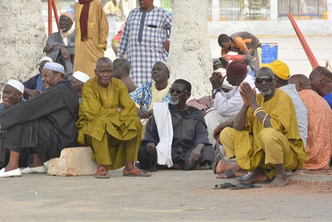 Pour la 1ère fois les Retraités du Sgl ont marché de la place de l'Obélisque à la Rts ce mercredi matin. Ils réclament leur traitement, les pensions Pour la 1ère fois les Retraités du Sgl ont marché de la place de l'Obélisque à la Rts ce mercredi matin. Ils réclament leur traitement, les pensions