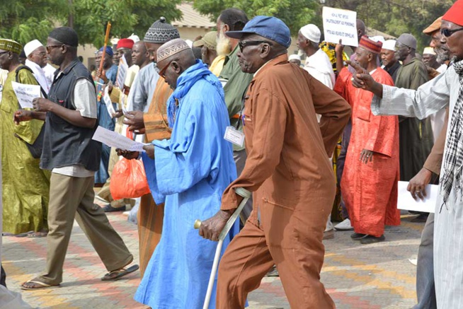 Pour la 1ère fois les Retraités du Sgl ont marché de la place de l'Obélisque à la Rts ce mercredi matin. Ils réclament leur traitement, les pensions Pour la 1ère fois les Retraités du Sgl ont marché de la place de l'Obélisque à la Rts ce mercredi matin. Ils réclament leur traitement, les pensions