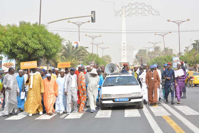 Pour la 1ère fois les Retraités du Sgl ont marché de la place de l'Obélisque à la Rts ce mercredi matin. Ils réclament leur traitement, les pensions Pour la 1ère fois les Retraités du Sgl ont marché de la place de l'Obélisque à la Rts ce mercredi matin. Ils réclament leur traitement, les pensions
