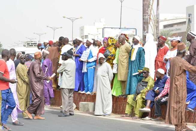 Pour la 1ère fois les Retraités du Sgl ont marché de la place de l'Obélisque à la Rts ce mercredi matin. Ils réclament leur traitement, les pensions Pour la 1ère fois les Retraités du Sgl ont marché de la place de l'Obélisque à la Rts ce mercredi matin. Ils réclament leur traitement, les pensions