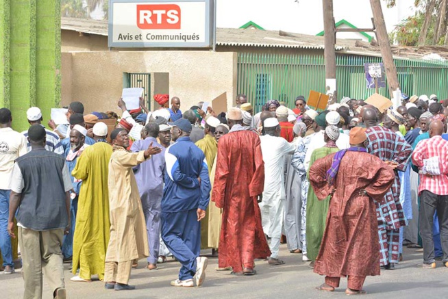 Pour la 1ère fois les Retraités du Sgl ont marché de la place de l'Obélisque à la Rts ce mercredi matin. Ils réclament leur traitement, les pensions Pour la 1ère fois les Retraités du Sgl ont marché de la place de l'Obélisque à la Rts ce mercredi matin. Ils réclament leur traitement, les pensions