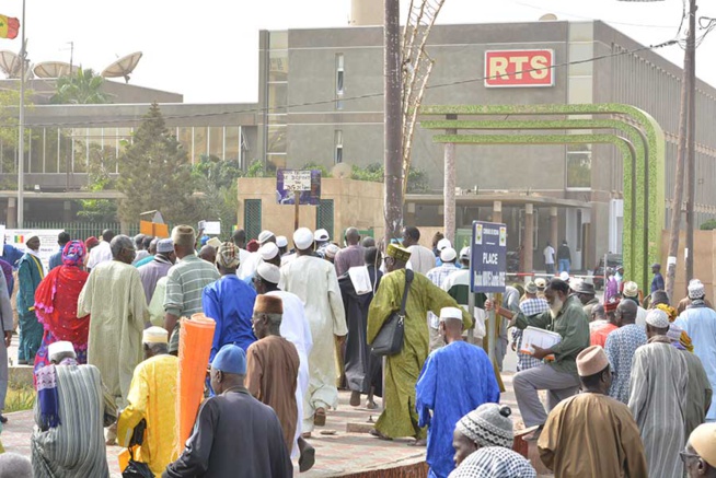 Pour la 1ère fois les Retraités du Sgl ont marché de la place de l'Obélisque à la Rts ce mercredi matin. Ils réclament leur traitement, les pensions Pour la 1ère fois les Retraités du Sgl ont marché de la place de l'Obélisque à la Rts ce mercredi matin. Ils réclament leur traitement, les pensions