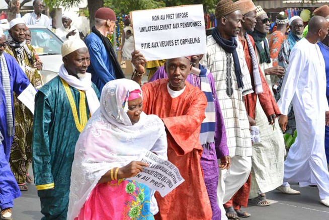 Pour la 1ère fois les Retraités du Sgl ont marché de la place de l'Obélisque à la Rts ce mercredi matin. Ils réclament leur traitement, les pensions Pour la 1ère fois les Retraités du Sgl ont marché de la place de l'Obélisque à la Rts ce mercredi matin. Ils réclament leur traitement, les pensions
