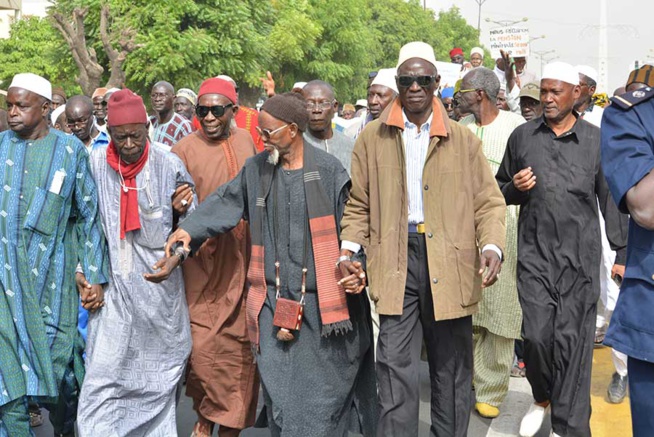 Pour la 1ère fois les Retraités du Sgl ont marché de la place de l'Obélisque à la Rts ce mercredi matin. Ils réclament leur traitement, les pensions Pour la 1ère fois les Retraités du Sgl ont marché de la place de l'Obélisque à la Rts ce mercredi matin. Ils réclament leur traitement, les pensions