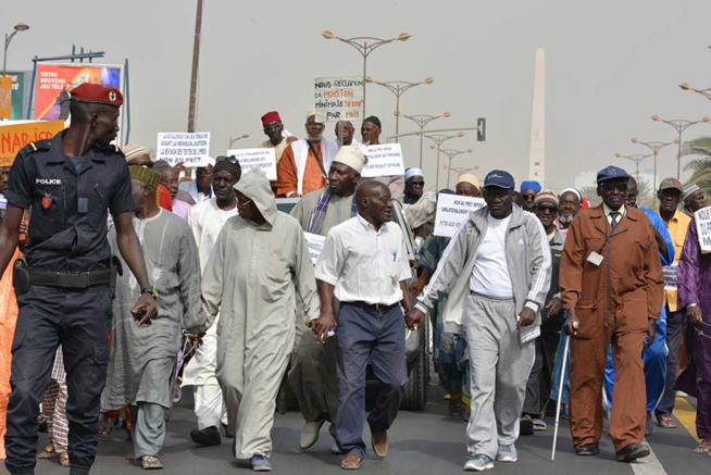 Pour la 1ère fois les Retraités du Sgl ont marché de la place de l'Obélisque à la Rts ce mercredi matin. Ils réclament leur traitement, les pensions Pour la 1ère fois les Retraités du Sgl ont marché de la place de l'Obélisque à la Rts ce mercredi matin. Ils réclament leur traitement, les pensions
