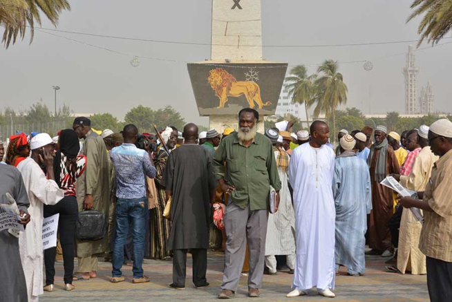 Pour la 1ère fois les Retraités du Sgl ont marché de la place de l'Obélisque à la Rts ce mercredi matin. Ils réclament leur traitement, les pensions Pour la 1ère fois les Retraités du Sgl ont marché de la place de l'Obélisque à la Rts ce mercredi matin. Ils réclament leur traitement, les pensions
