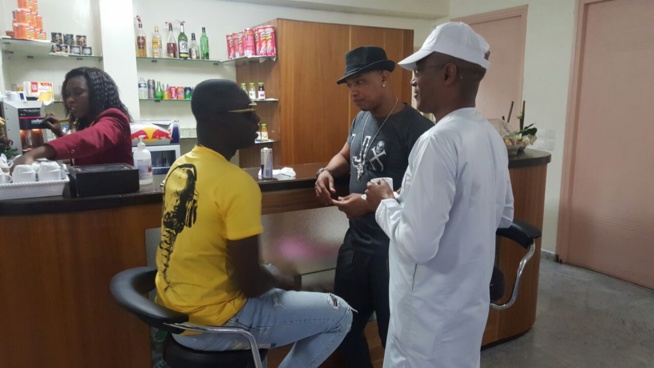 Pape Diouf, El Hadj Diouf et Modou Lo guest star de Mountaga Sy DG de l'Apix à Aéré Lao. Pape Diouf, El Hadj Diouf et Modou Lo guest star de Mountaga Sy DG de l'Apix à Aéré Lao.