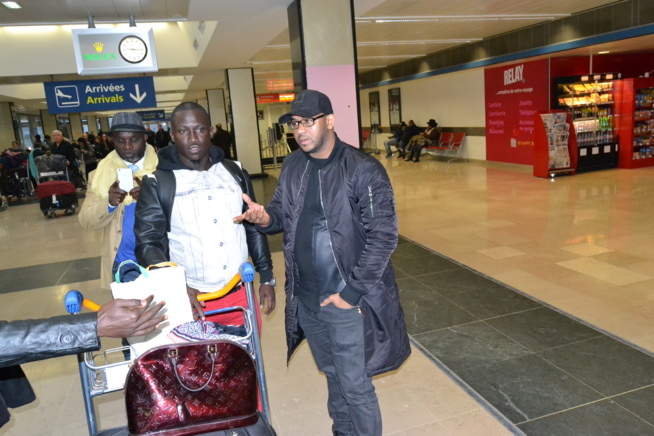 L'arrivée de Viviane Chidid et le Djoloff band à l'aéroport d'Orly Sud pour la soirée du 31 décembre au Palais des Congrés de Montreuil.
