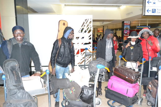 L'arrivée de Viviane Chidid et le Djoloff band à l'aéroport d'Orly Sud pour la soirée du 31 décembre au Palais des Congrés de Montreuil.