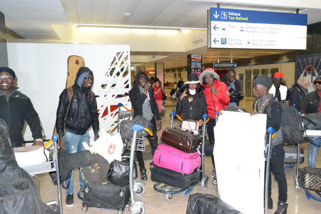 L'arrivée de Viviane Chidid et le Djoloff band à l'aéroport d'Orly Sud pour la soirée du 31 décembre au Palais des Congrés de Montreuil.