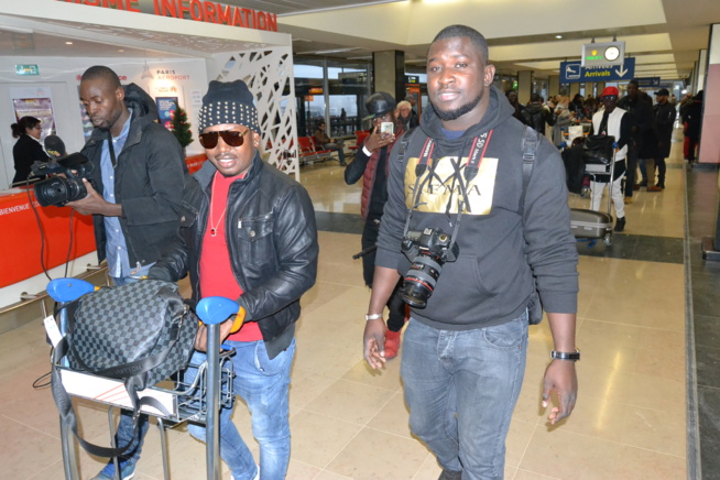 L'arrivée de Viviane Chidid et le Djoloff band à l'aéroport d'Orly Sud pour la soirée du 31 décembre au Palais des Congrés de Montreuil.
