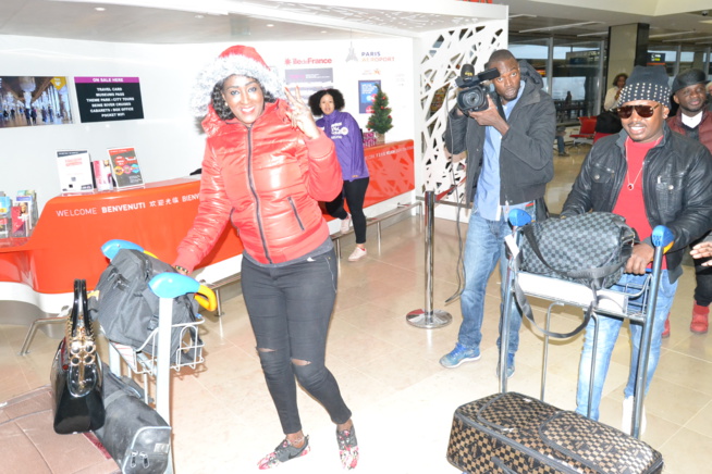 L'arrivée de Viviane Chidid et le Djoloff band à l'aéroport d'Orly Sud pour la soirée du 31 décembre au Palais des Congrés de Montreuil.