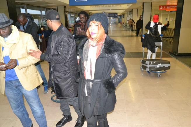 L'arrivée de Viviane Chidid et le Djoloff band à l'aéroport d'Orly Sud pour la soirée du 31 décembre au Palais des Congrés de Montreuil.