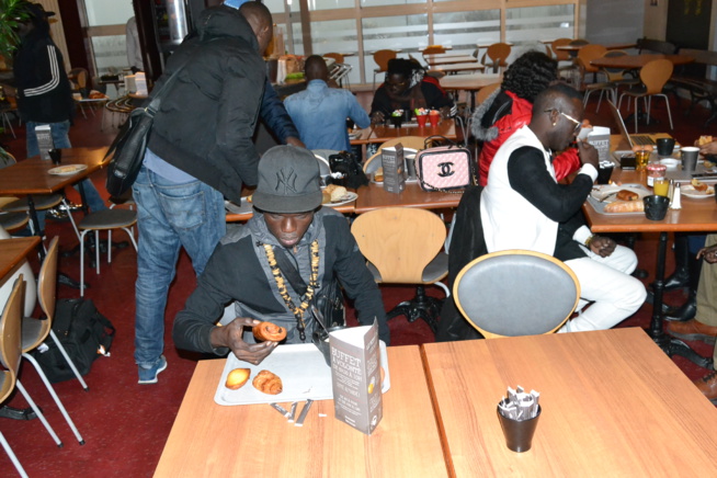 L'arrivée de Viviane Chidid et le Djoloff band à l'aéroport d'Orly Sud pour la soirée du 31 décembre au Palais des Congrés de Montreuil.